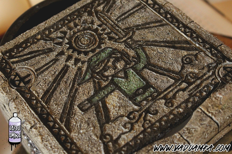 Illustration for article titled Custom Zelda GameCube Is A Mini Treasure Chest